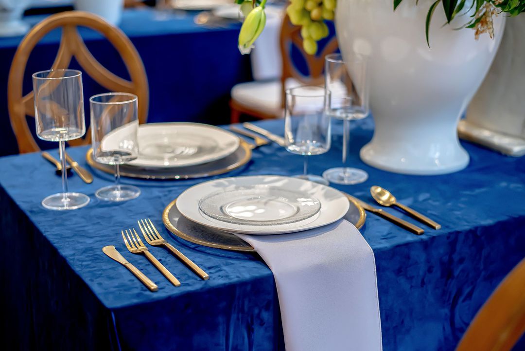 royal blue tablescape