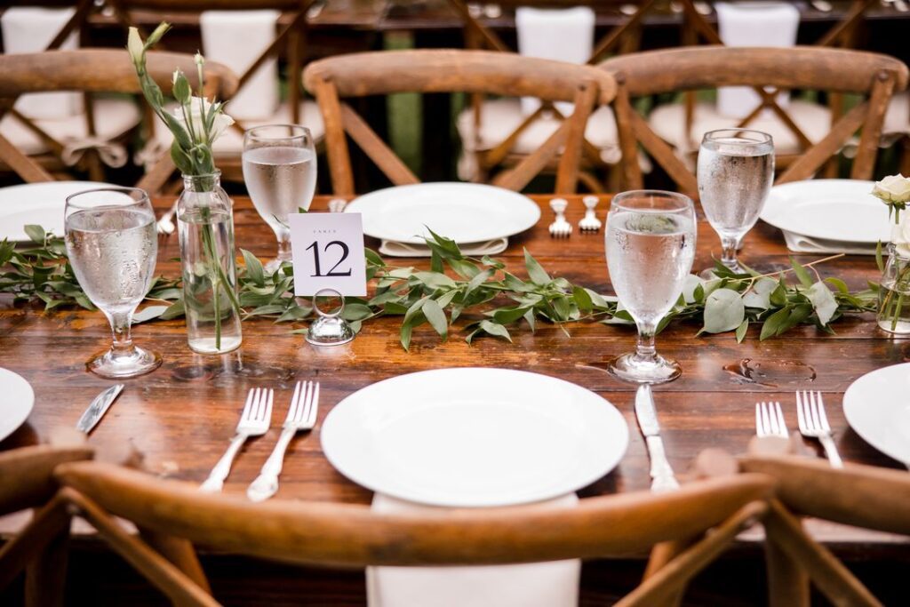 modern rustic wedding table setting, garland centerpiece