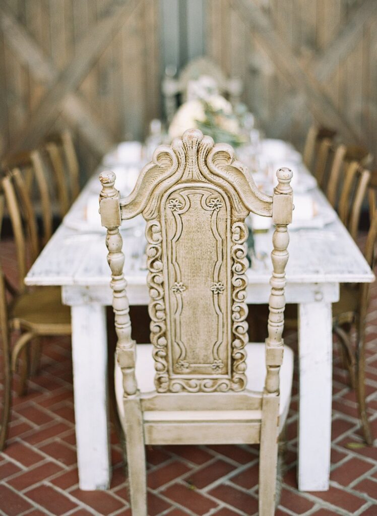 Elegant wedding online chairs