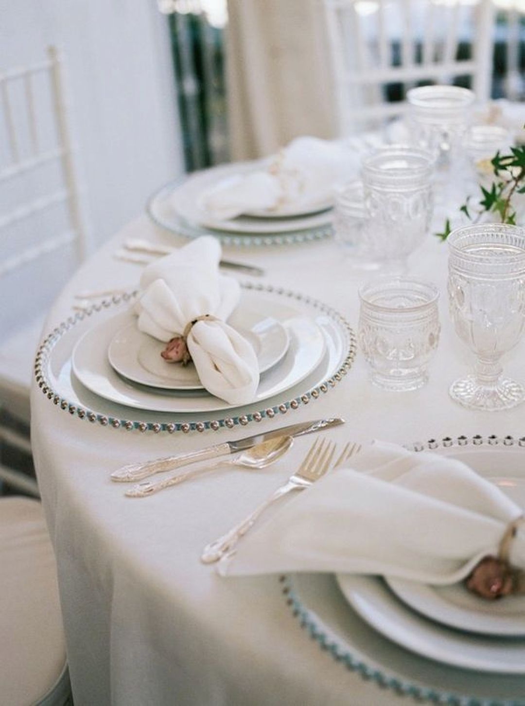white and ivory wedding table