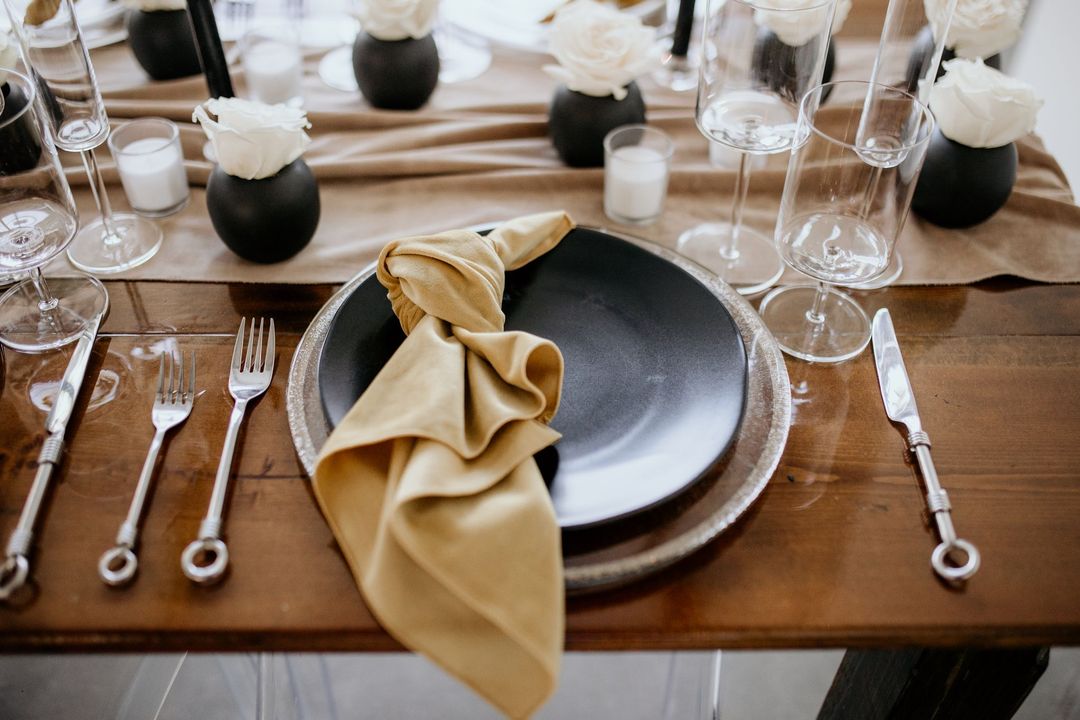 neutral black tablescape