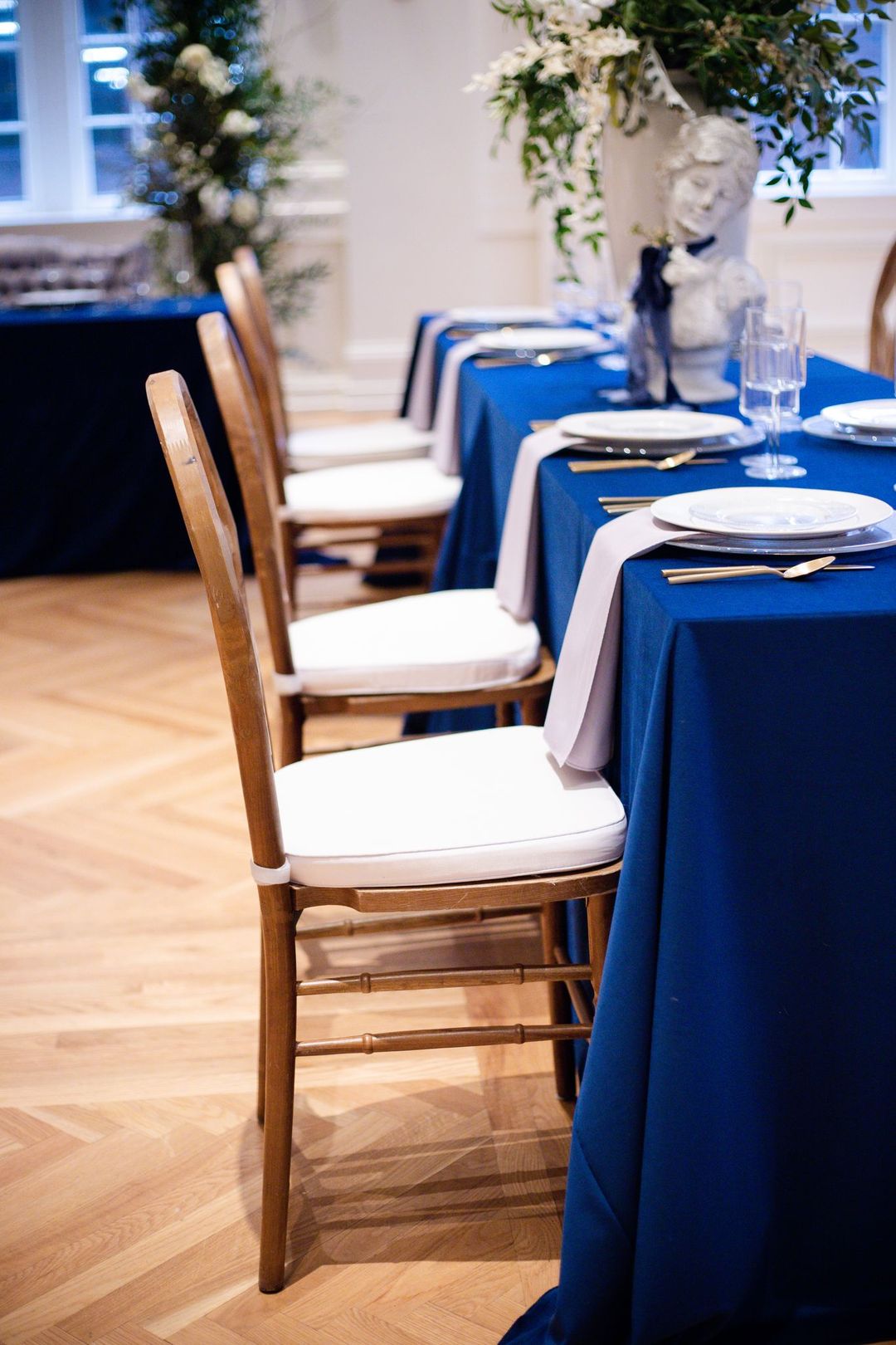 gold and blue tablescape