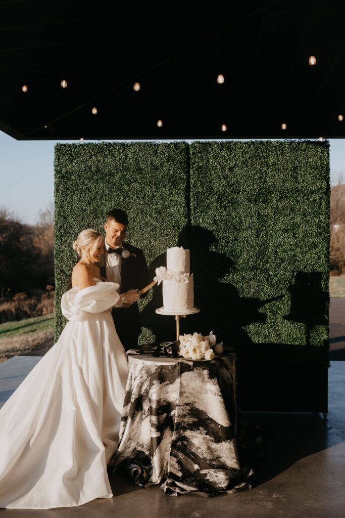 wedding cake cutting