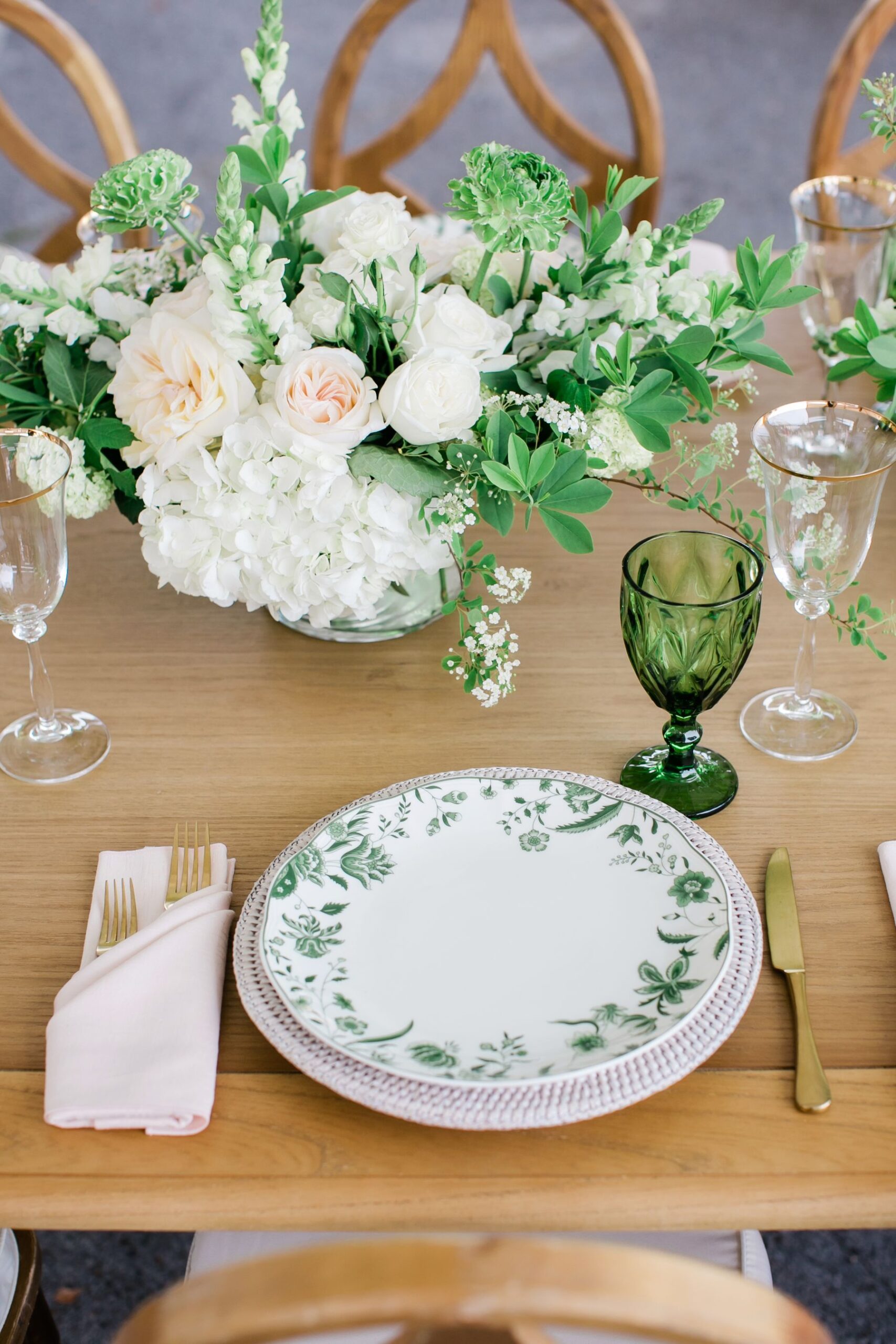 https://southerneventsonline.com/wp-content/uploads/southern-events-online_nashville-tennessee_sage-green-event-table-scaled.jpg