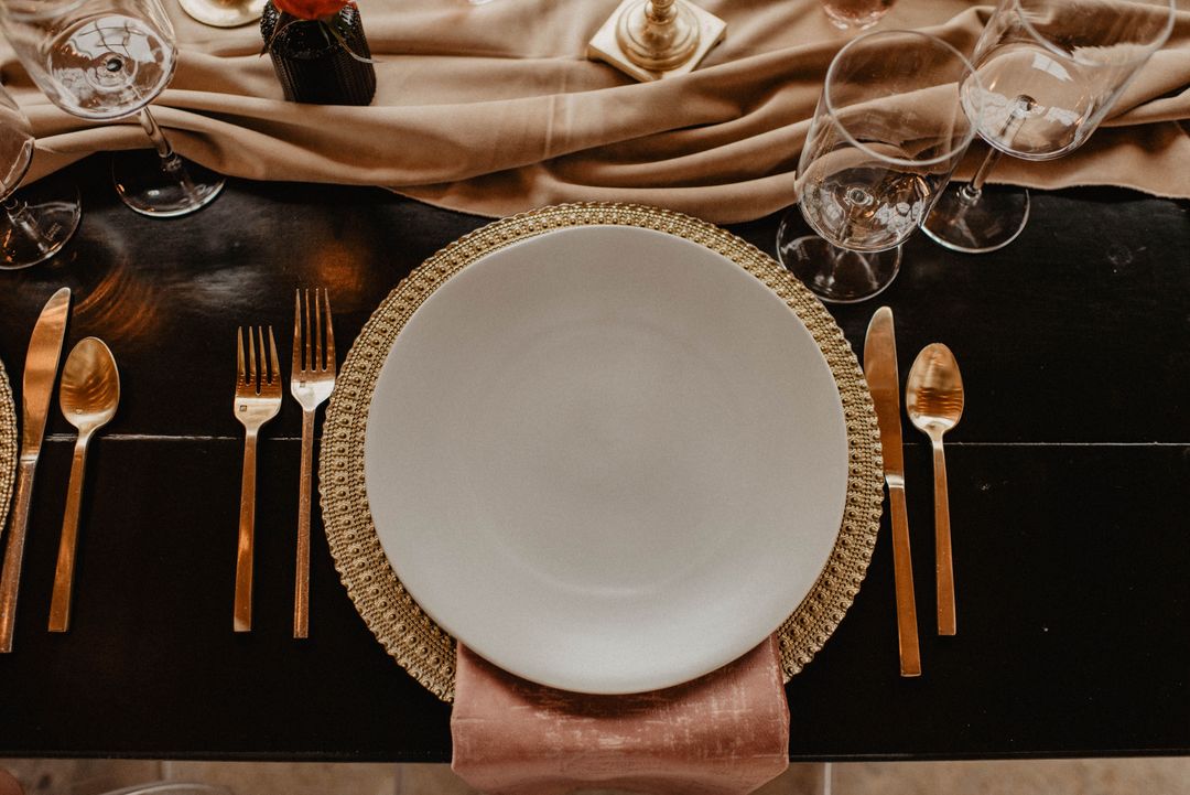 rose brown and gold tablescape