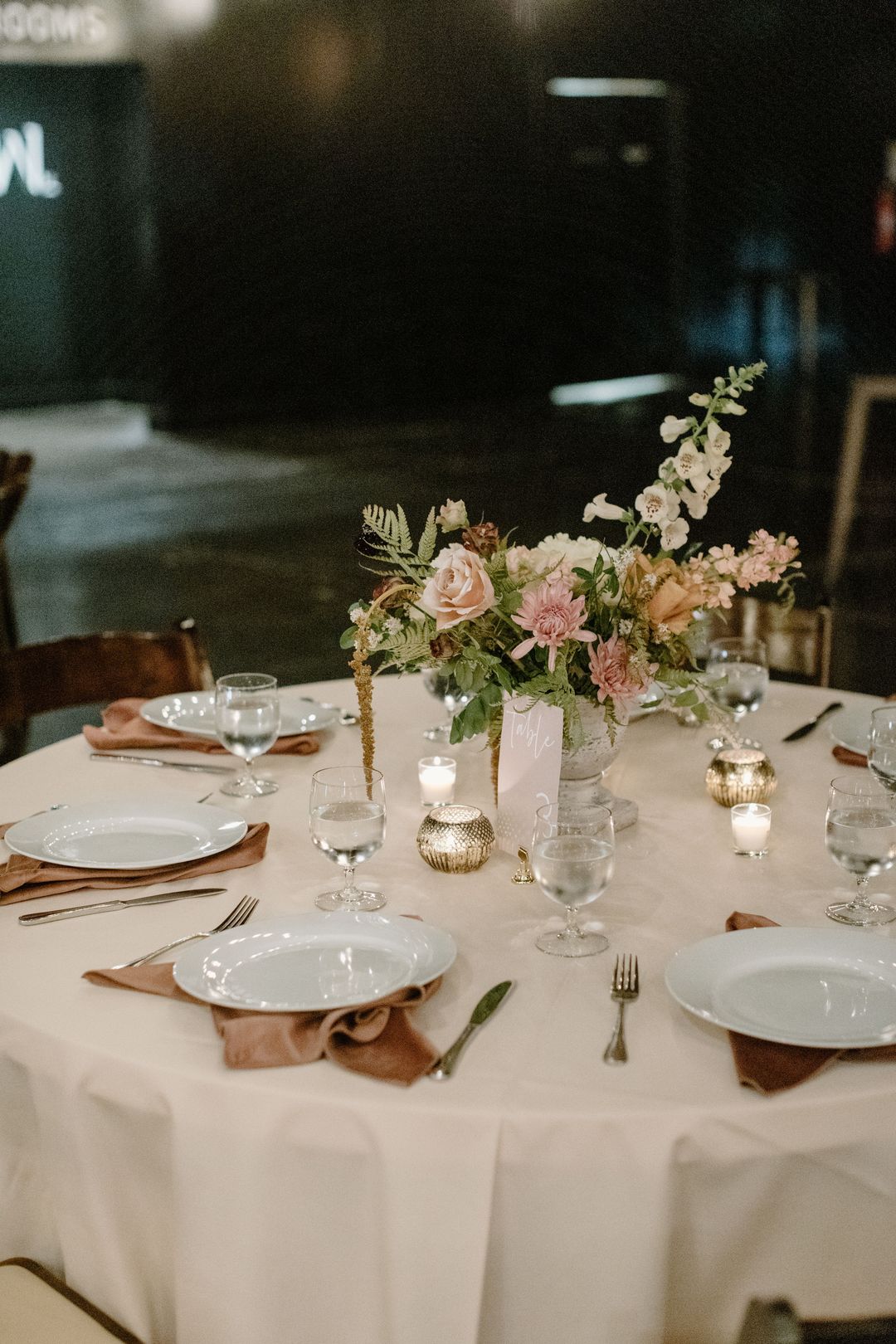 white and gold tablescape